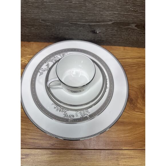 Vera Wang Wedgwood Lace Platinum 5-Piece Place Setting New - Picture 3 of 10